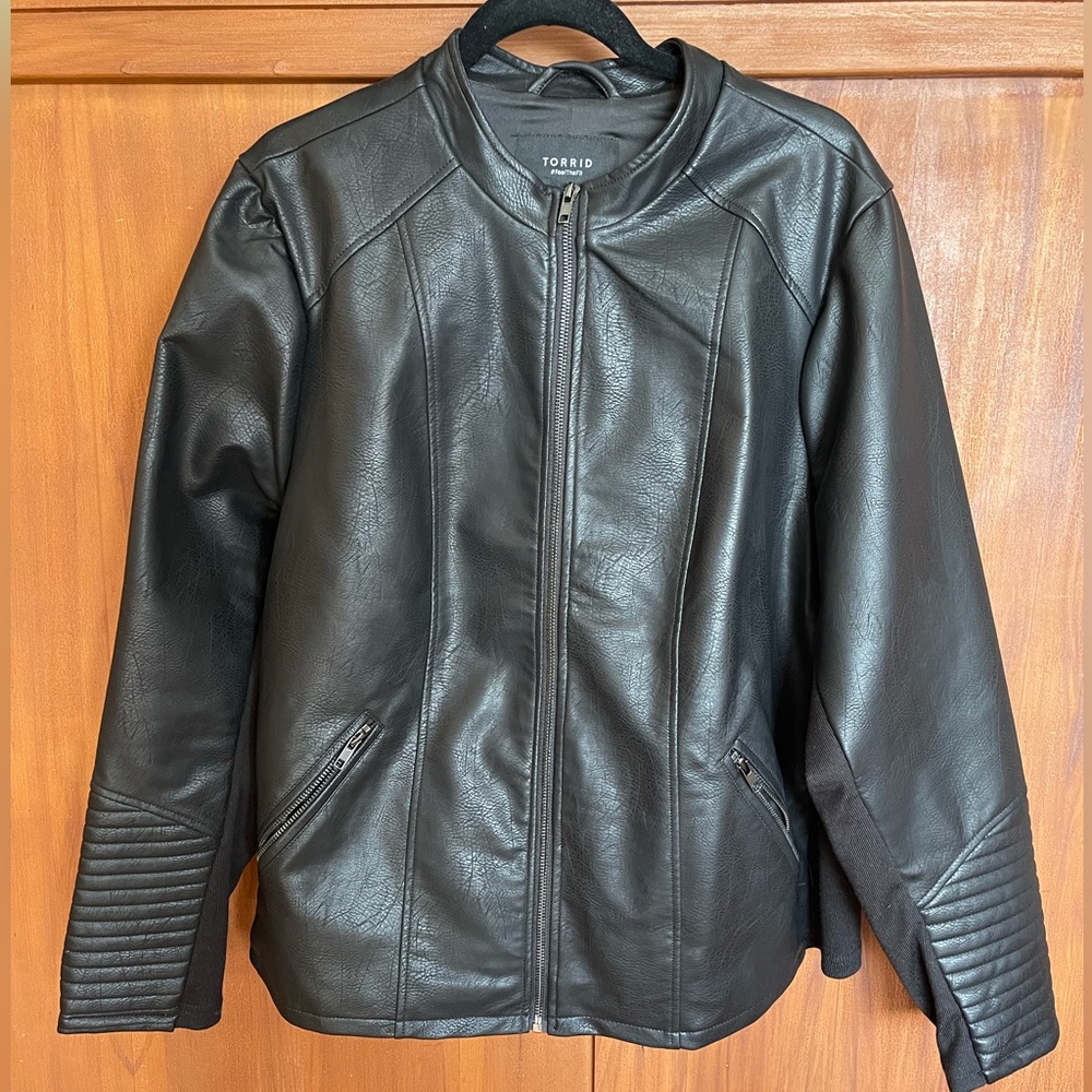 EUC Torrid Faux Leather Collarless Moto Jacket Women
+Size 3. Deep Black. - Picture 3 of 8
